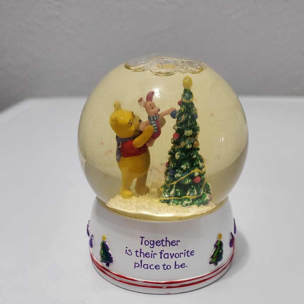 Disney Holiday Decor Winnie-The-Pooh Snow Globe